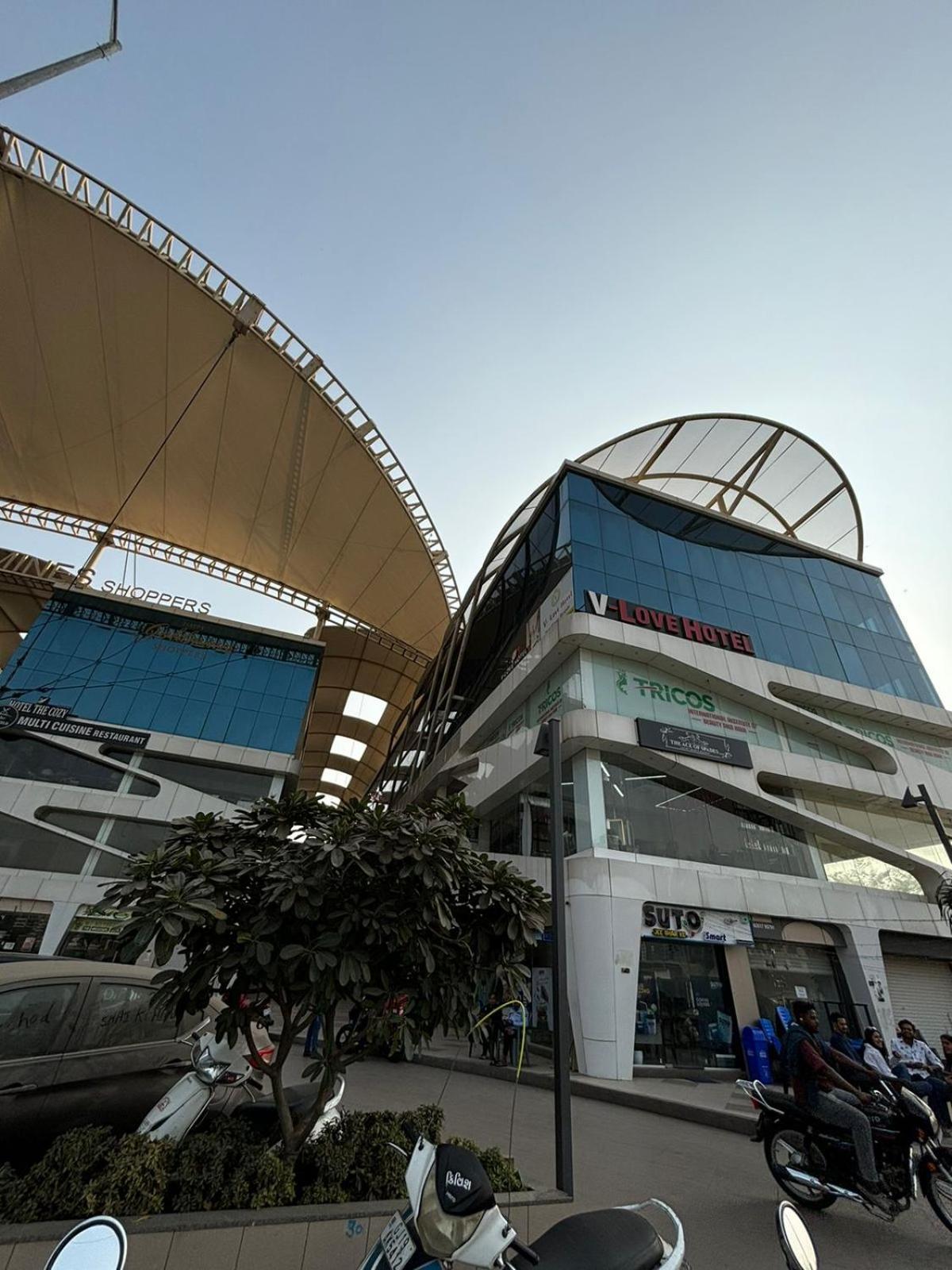 V Love Surat Exterior foto